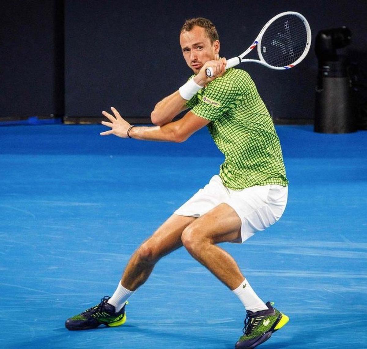Medvedev impone su jerarquía y avanza firme en el ATP de Brisbane.