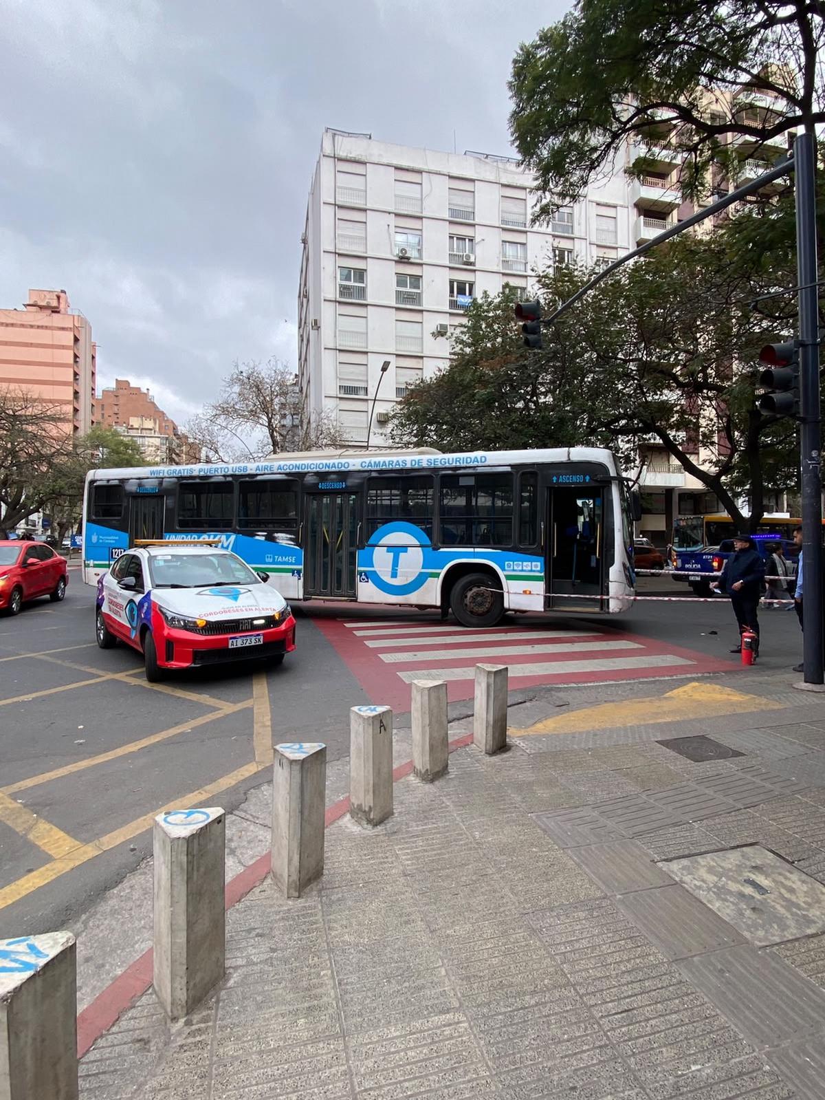 Un colectivo atropelló a un hombre de 70 años en pleno Centro de Córdoba.