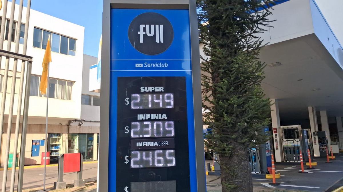 YPF subió el precio de los combustibles en todo el país. (Emanuel Manitta/Cadena 3)