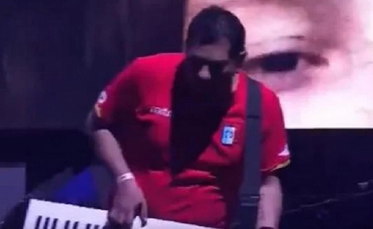 Fernando Mezzina, el abogado libertario con la camiseta de Deportivo Español.