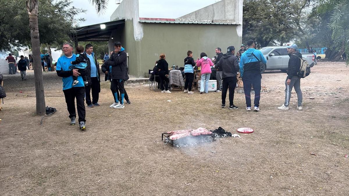 Un grupo de fanáticos cordobeses recorre kilómetros para alentar a Belgrano