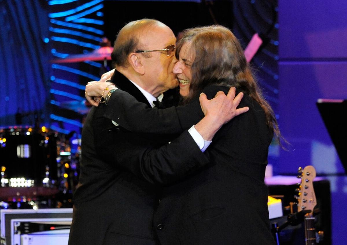 Barry Manilow, Patti Smith, Carlos Santana y más lamentan la muerte de Clive Davis