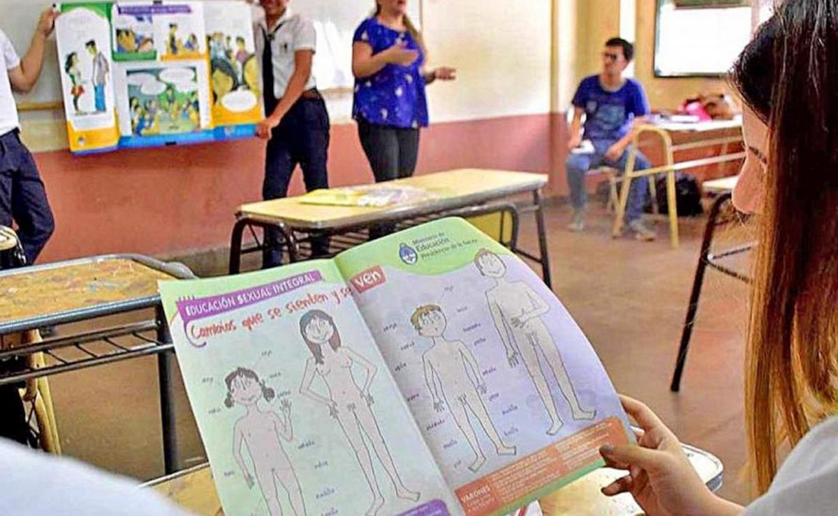 FOTO: Polémica por libros para enseñar ESI en escuelas de Buenos Aires.