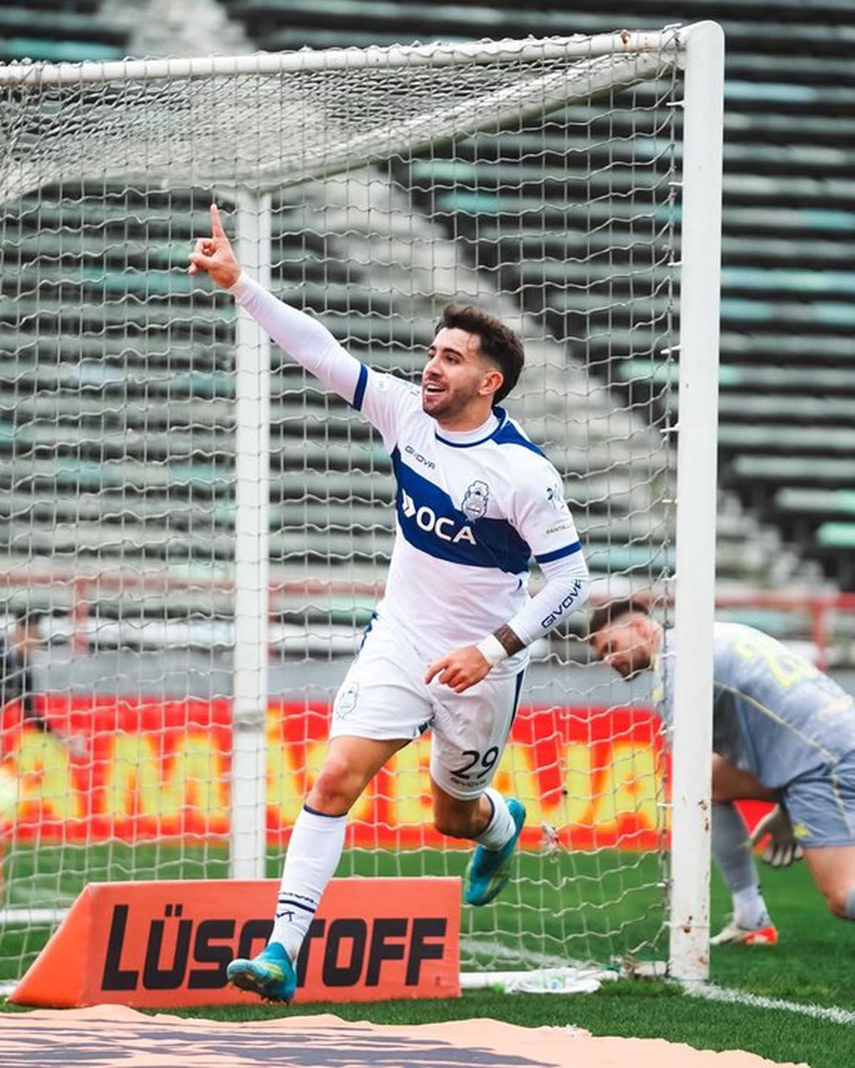 Agustín Auzmendi festeja su gol, el primero del partido.