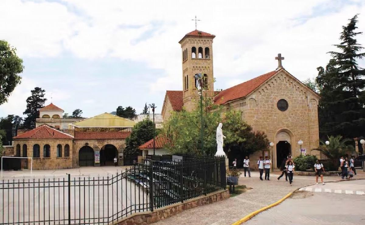 FOTO: El Instituto Parroquial Bernando D'Elía prohibió el uso de polleras. (Foto: Facebook)