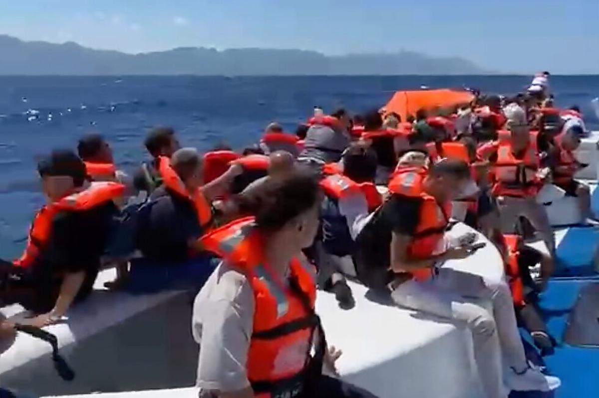 Al menos 8 muertos al volcar un ferry con casi 270 personas frente al norte de Chipre