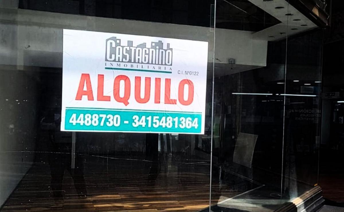 Locales comerciales vacíos en el pleno centro de Rosario.