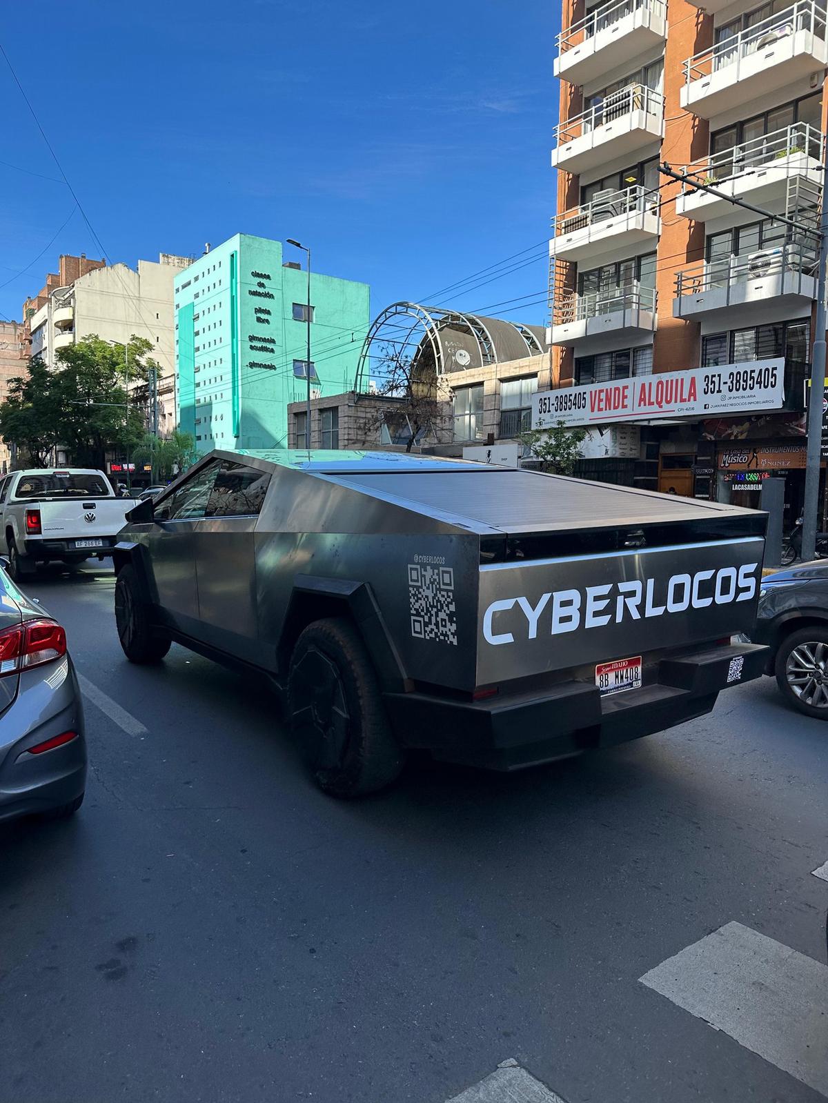 FOTO: El Tesla Cybertruck llega a Córdoba en busca de un récord Guinness