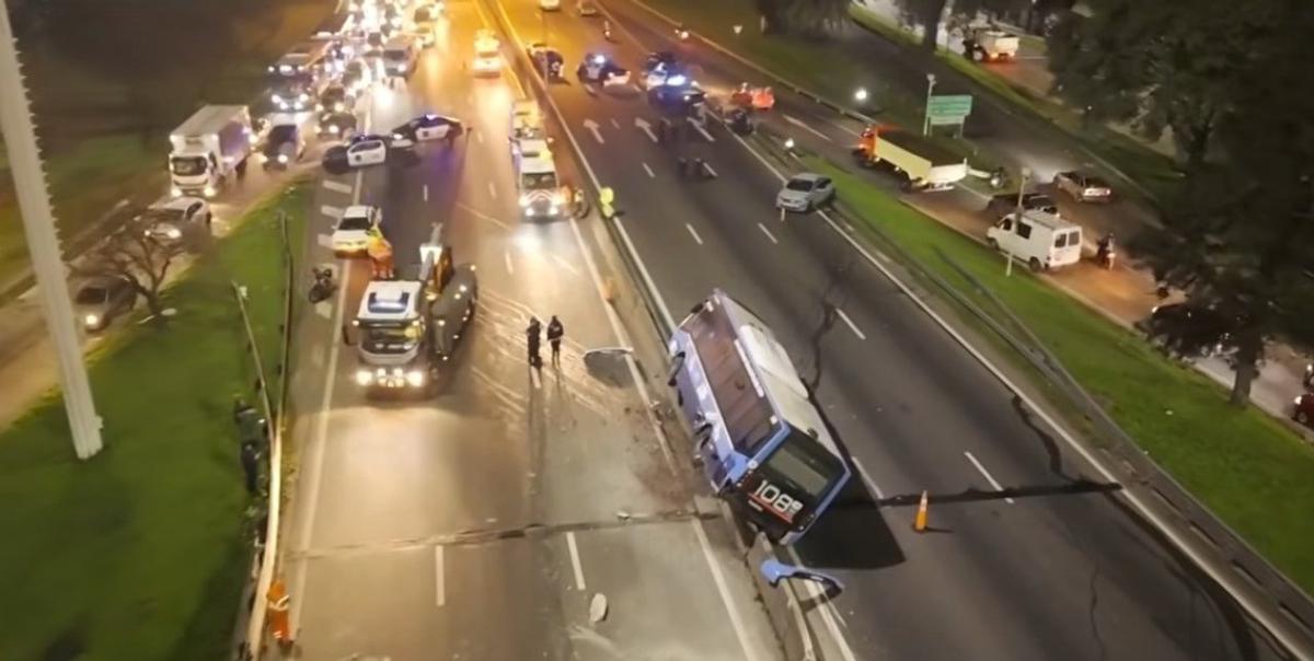 Accidente en la Avenida General Paz: colectivo de la línea 108 impacta contra un auto