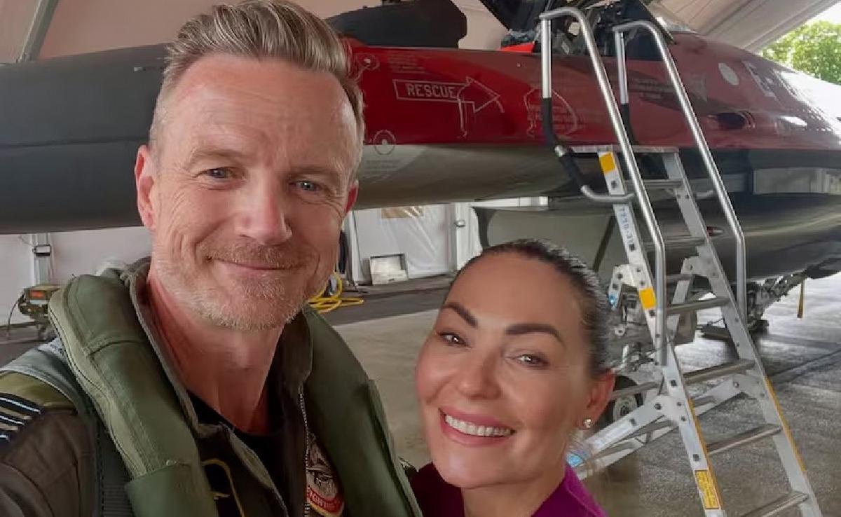 Teo y su pareja, Mascha Vang, frente a uno de los F-16.