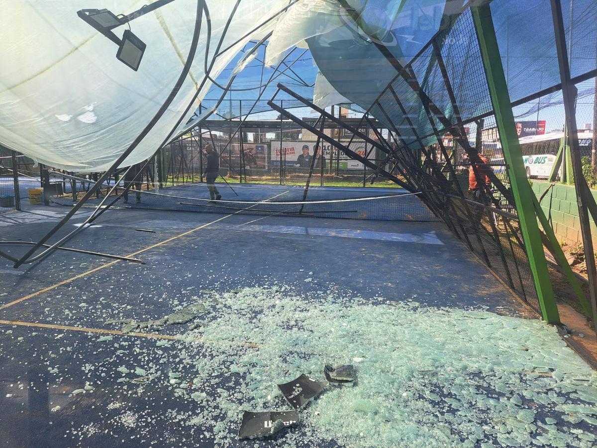Así quedó la cancha de pádel. (Foto: Fernando Barrionuevo/Cadena 3)
