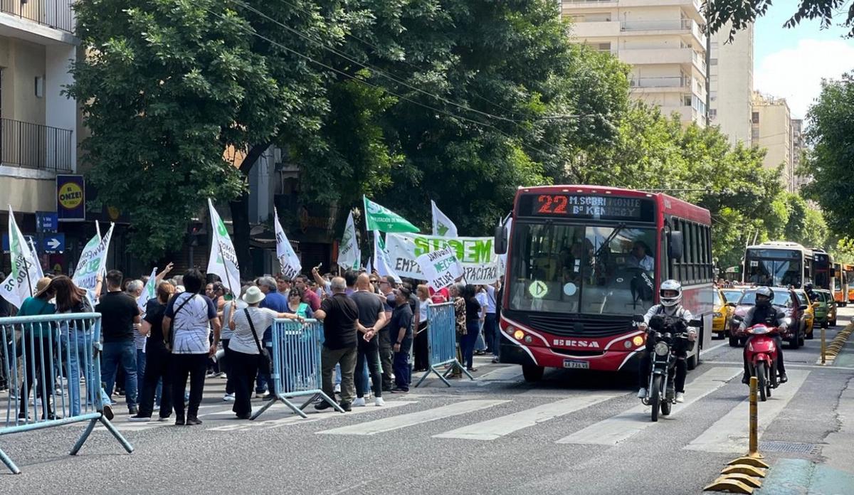 FOTO: Protesta del Suoem por las calles de Córdoba (Foto: Daniel Cáceres/Cadena3)