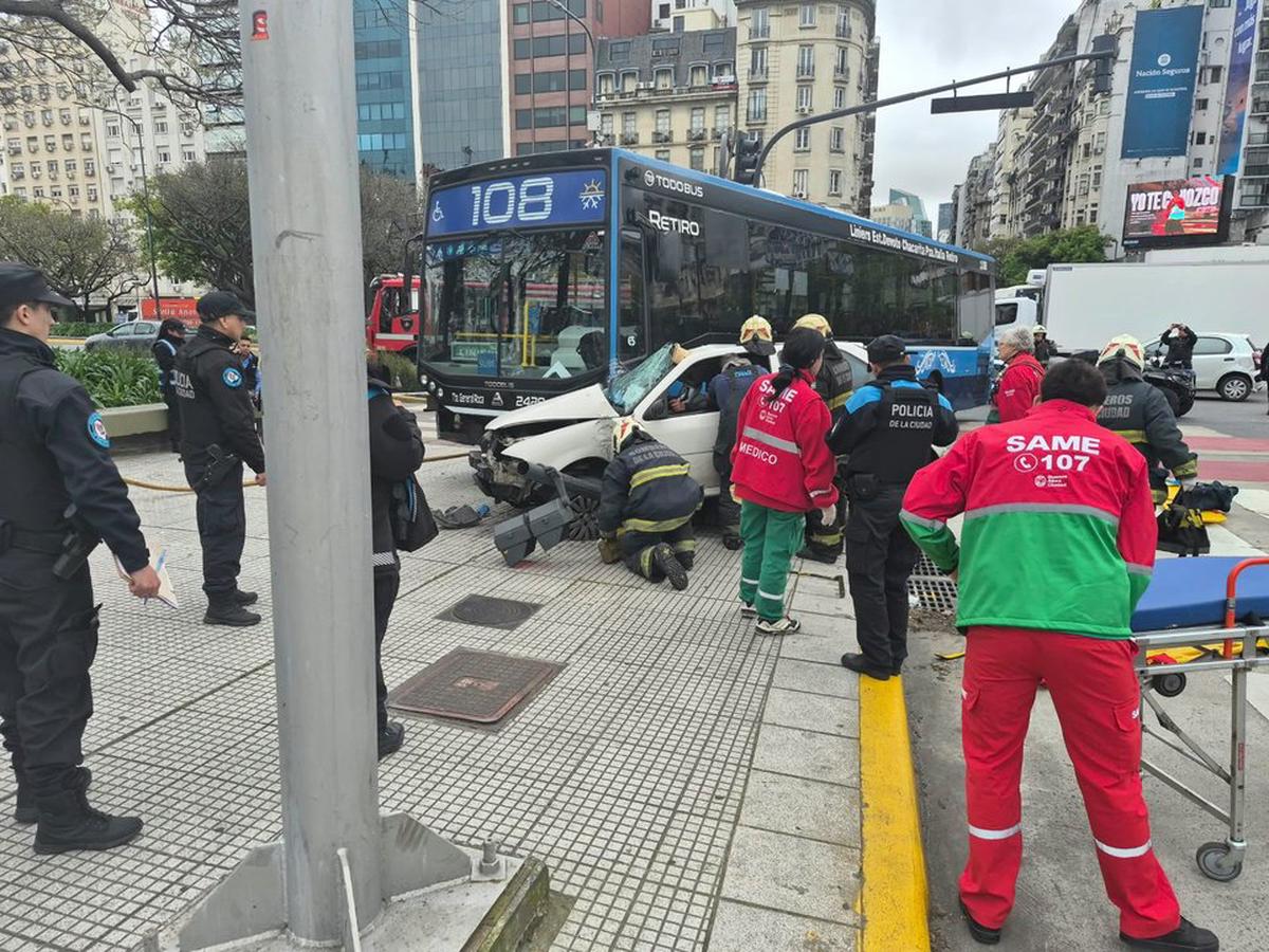 Accidente en Recoleta: un auto y un colectivo chocan y dejan dos heridos en la vereda