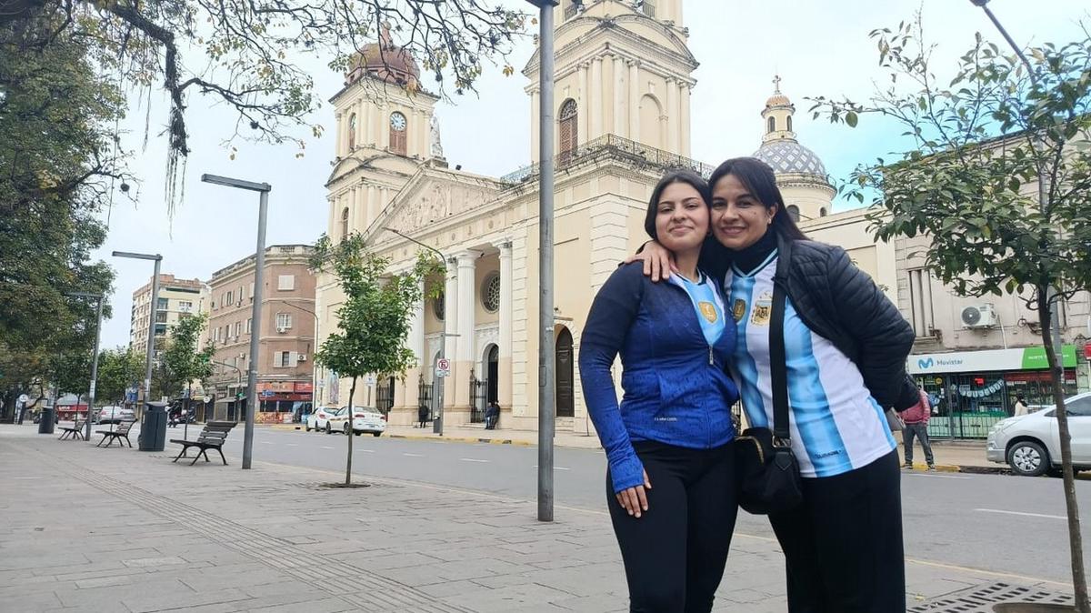 En Tucumán, fueron a misa con la camiseta de la selección.