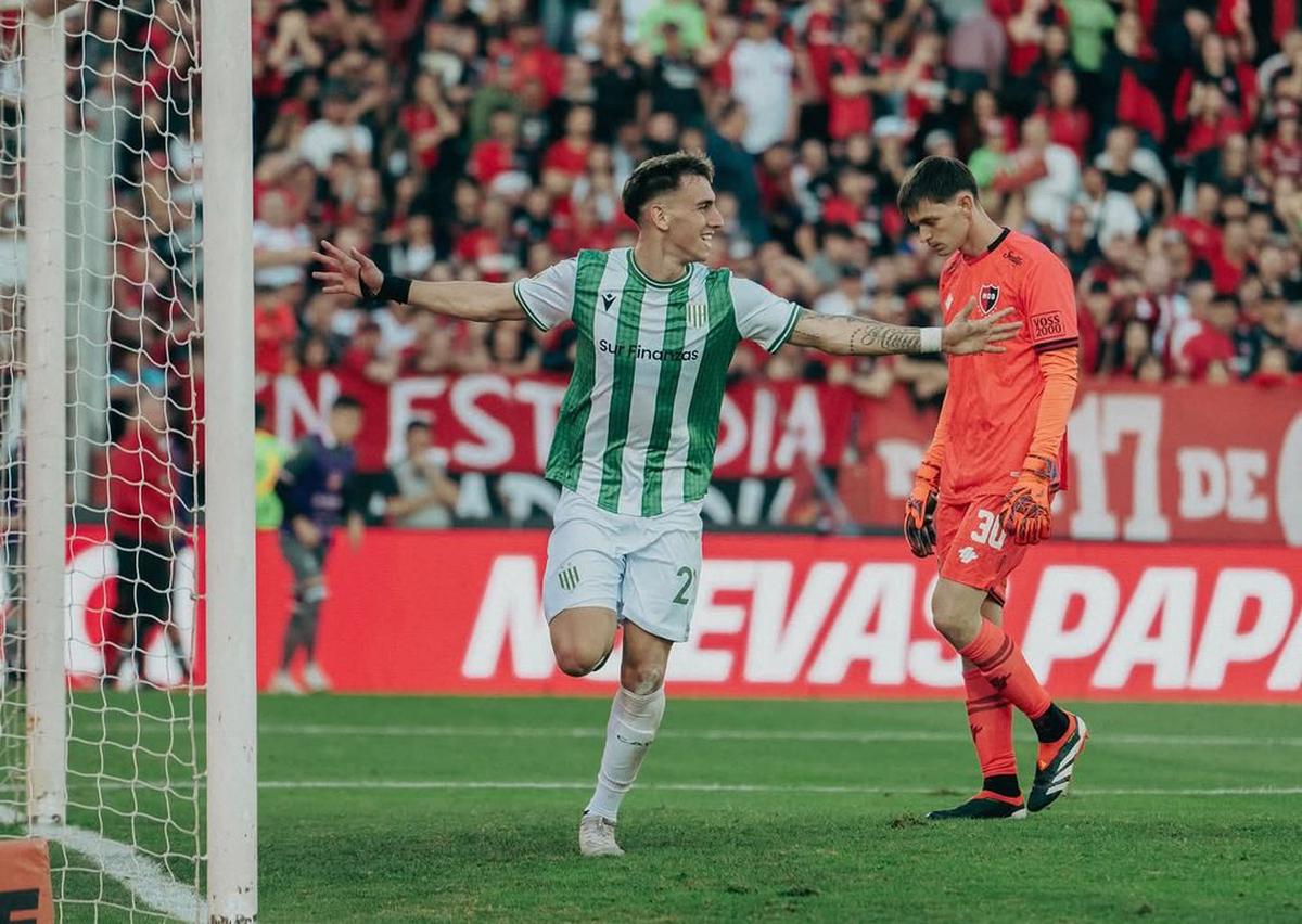 Rodrigo Auzmendi, nuevo refuerzo de Rosario Central, festeja un gran gol convertido ante Newell's.