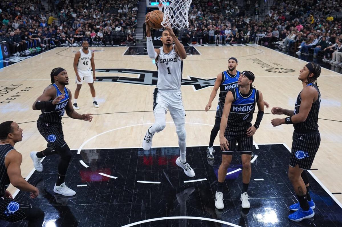 Wembanyama impulsa remontada temprana mientras Spurs superan problemas de viaje y vencen a Magic