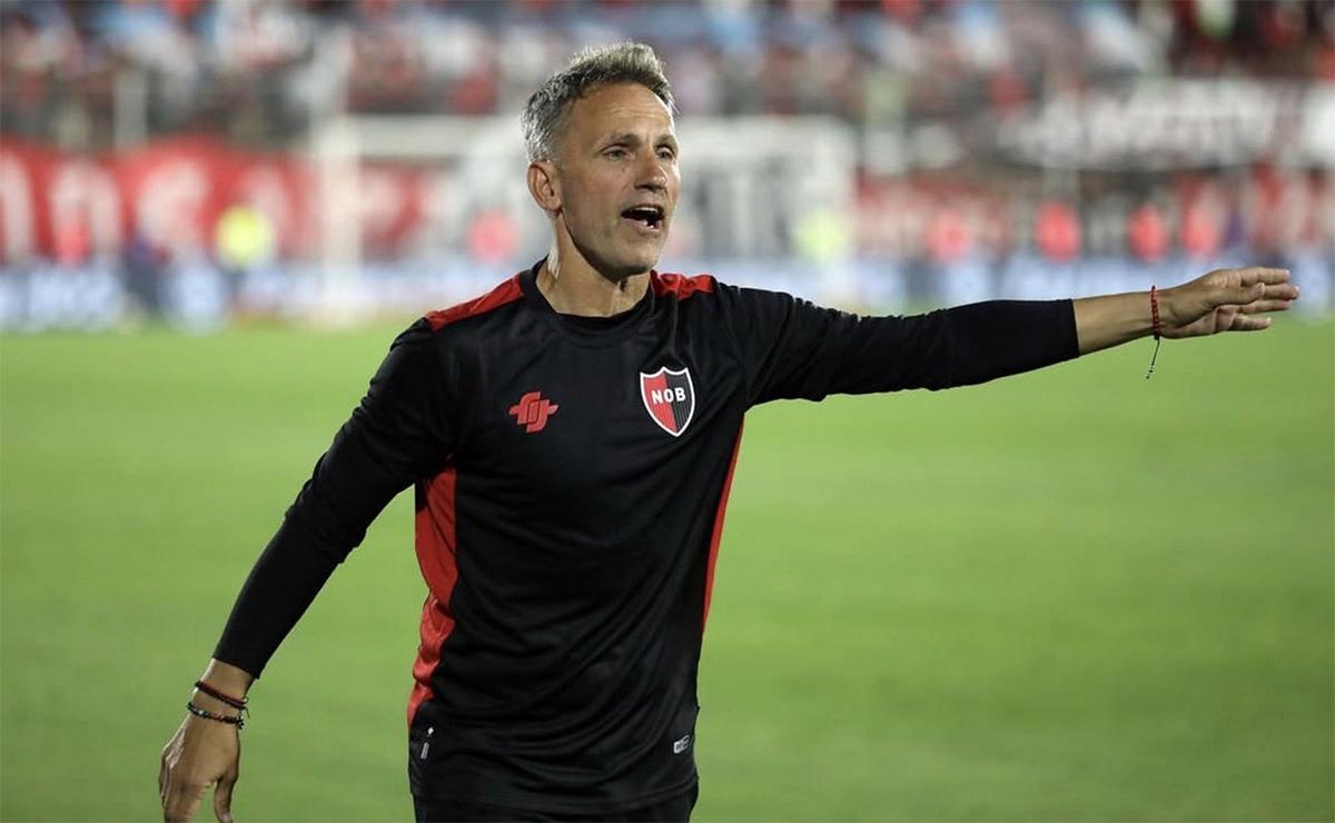 Lucas Bernardi, DT de la reserva, dirige frente a Estudiantes de La Plata.