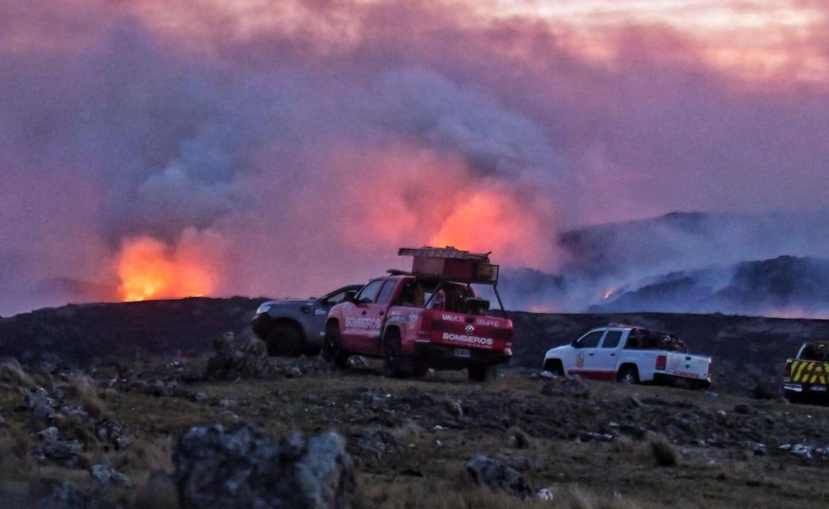 Incendio en el Camino de las Altas Cumbres. (Charly Soto/Carlos Paz Vivo)
