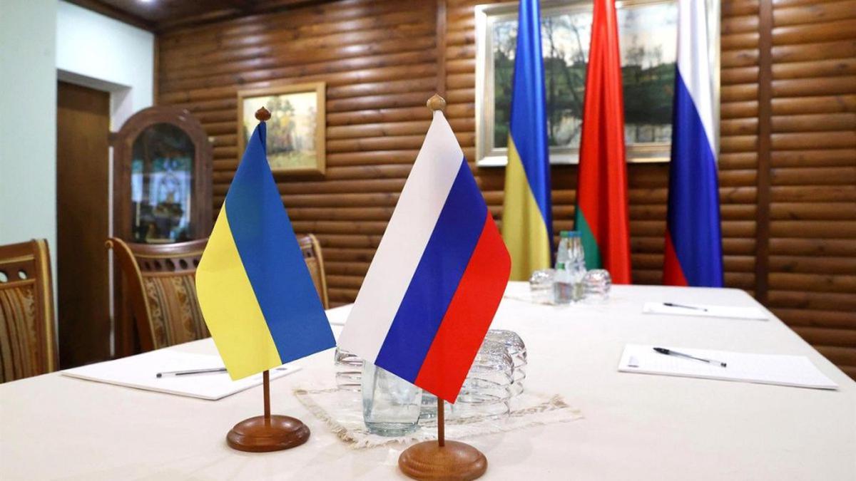 Las banderas de Ucrania y Rusia.