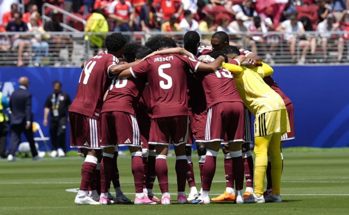 El plantel de Qatar festeja el empate ante Suiza. (Foto: @NFFC)
