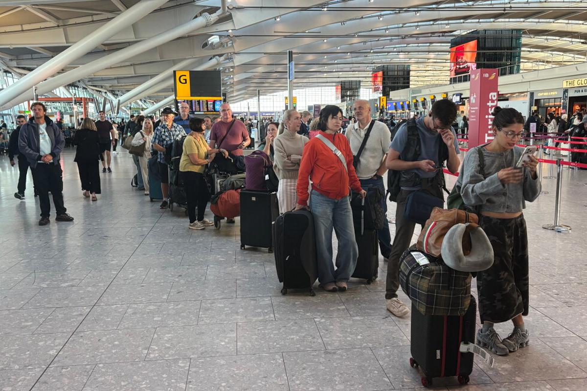 Aerolíneas se apresuran a resolver fallas tecnológicas que cancelaron 1.750 vuelos en Reino Unido
