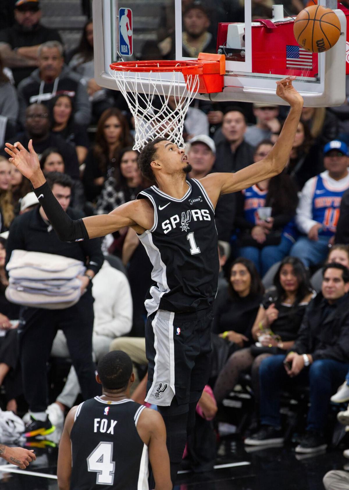 Wembanyama sale del juego entre Spurs y Knicks por aparente lesión en la pierna izquierda