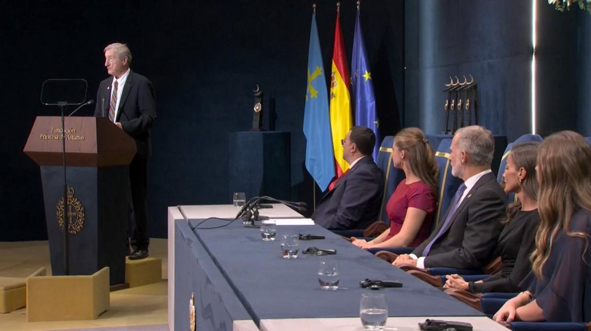 Julian Barnes durante su discurso frente a los reyes de España.