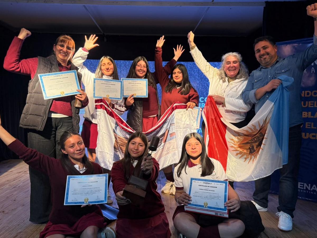 Alumnos y profesores ganadores de la categoría Folklore.