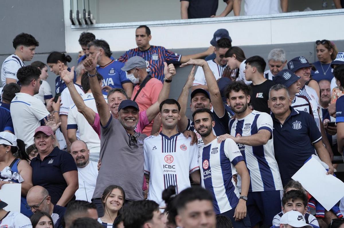 FOTO: Los hinchas albiazules, en una jornada única (foto: Daniel Cáceres).