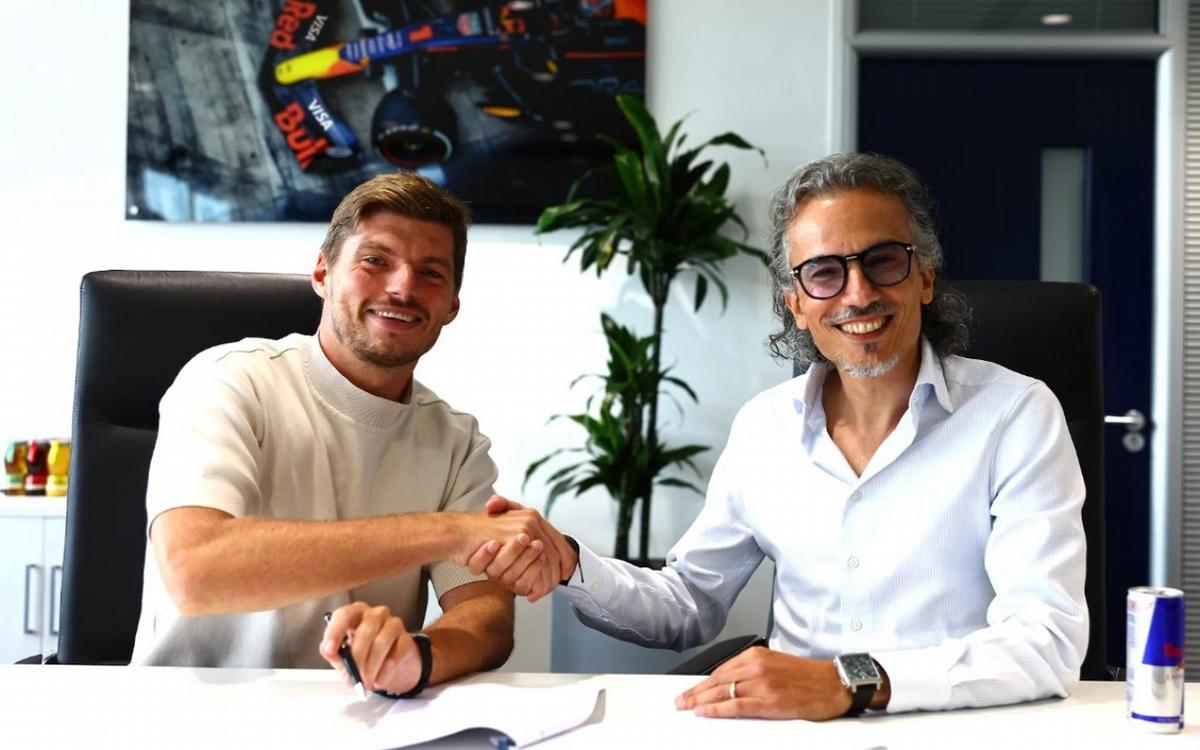 Verstappen y Meekies -director de Red Bull- firmaron un nuevo vínculo hasta 2030