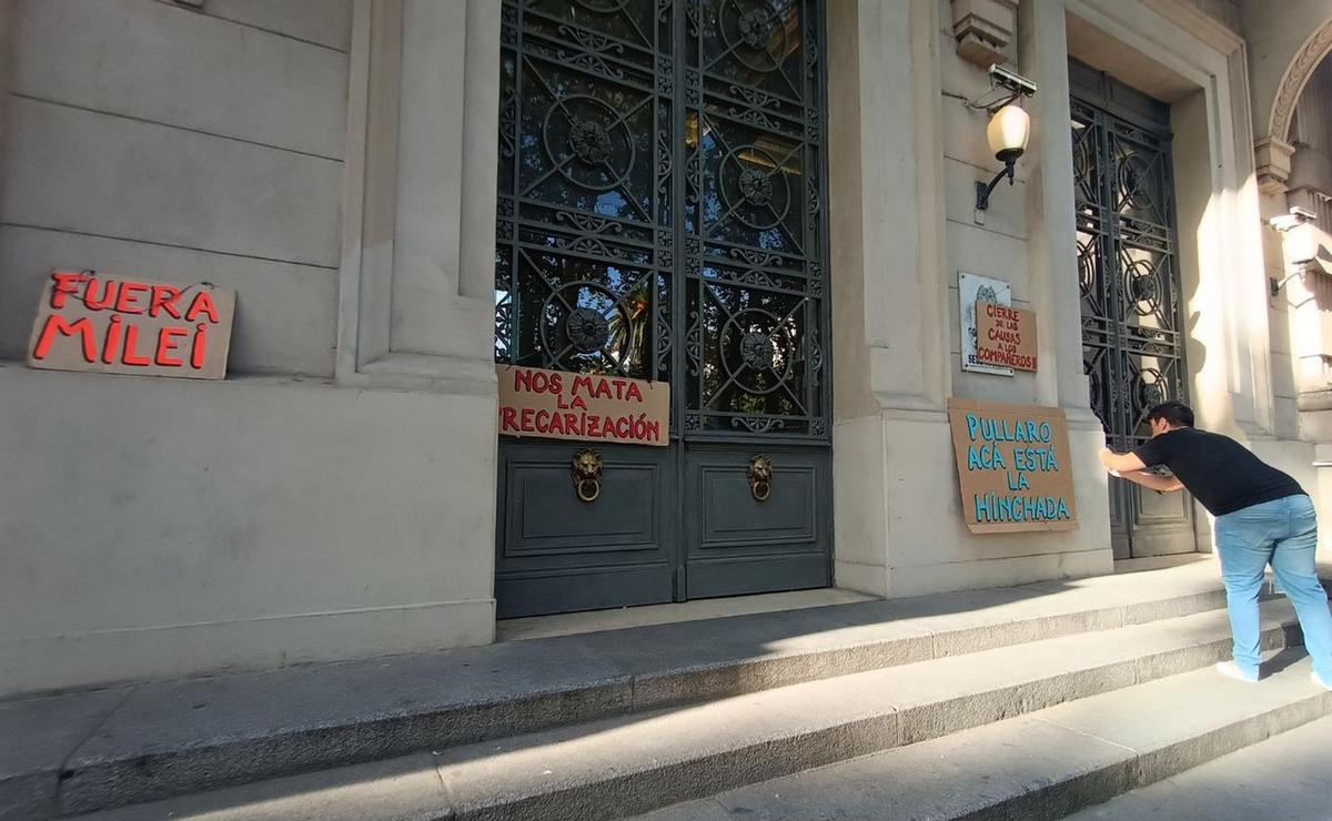 Acampe y reclamo docente en plaza San Martín de Rosario.