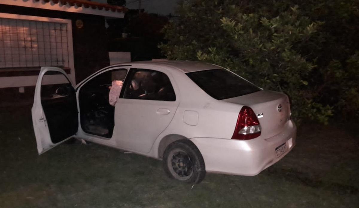 FOTO: Huían de la policía y terminaron incrustados en el patio de una casa