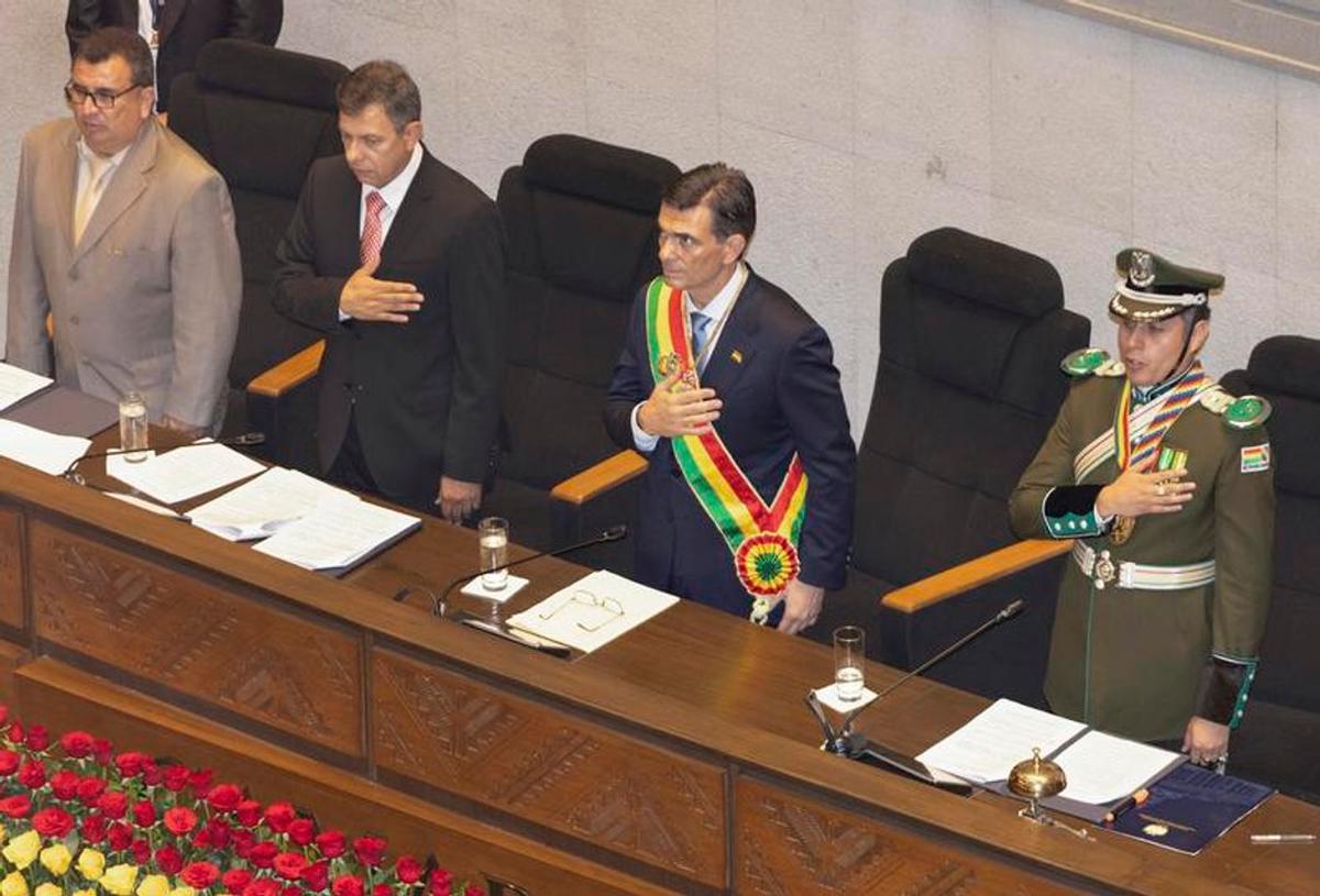 En el centro de la imagen, Edmand Lara y Rodrigo Paz Pereira, vicepresidente y presidente de Bolivia, respectivamente.