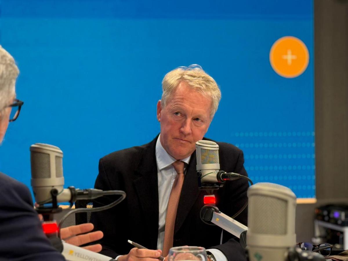 El embajador británico, David Cairns, en el estudio de Cadena 3 Argentina.