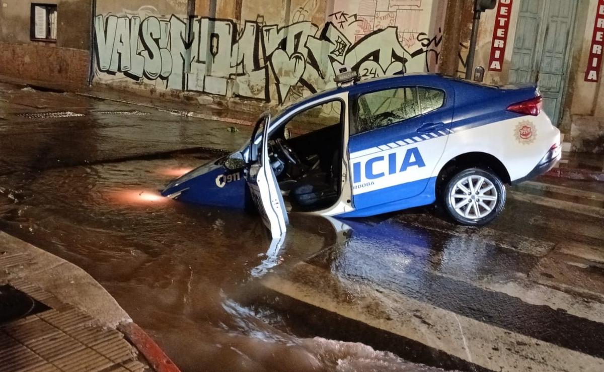 FOTO: Un móvil cayó en un pozo durante la tormenta.