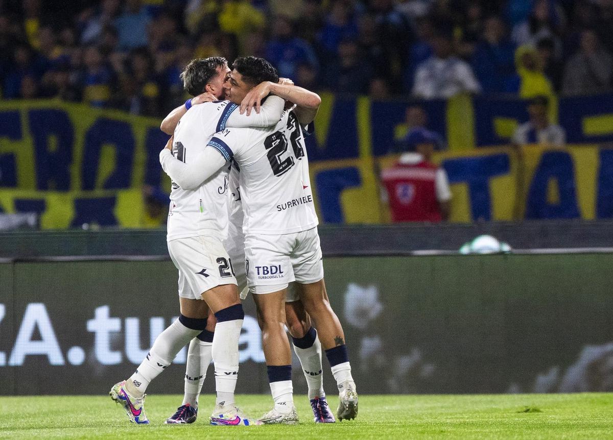 FOTO: Los jugadores de Vélez gritaron cuatro veces en un partidazo. 