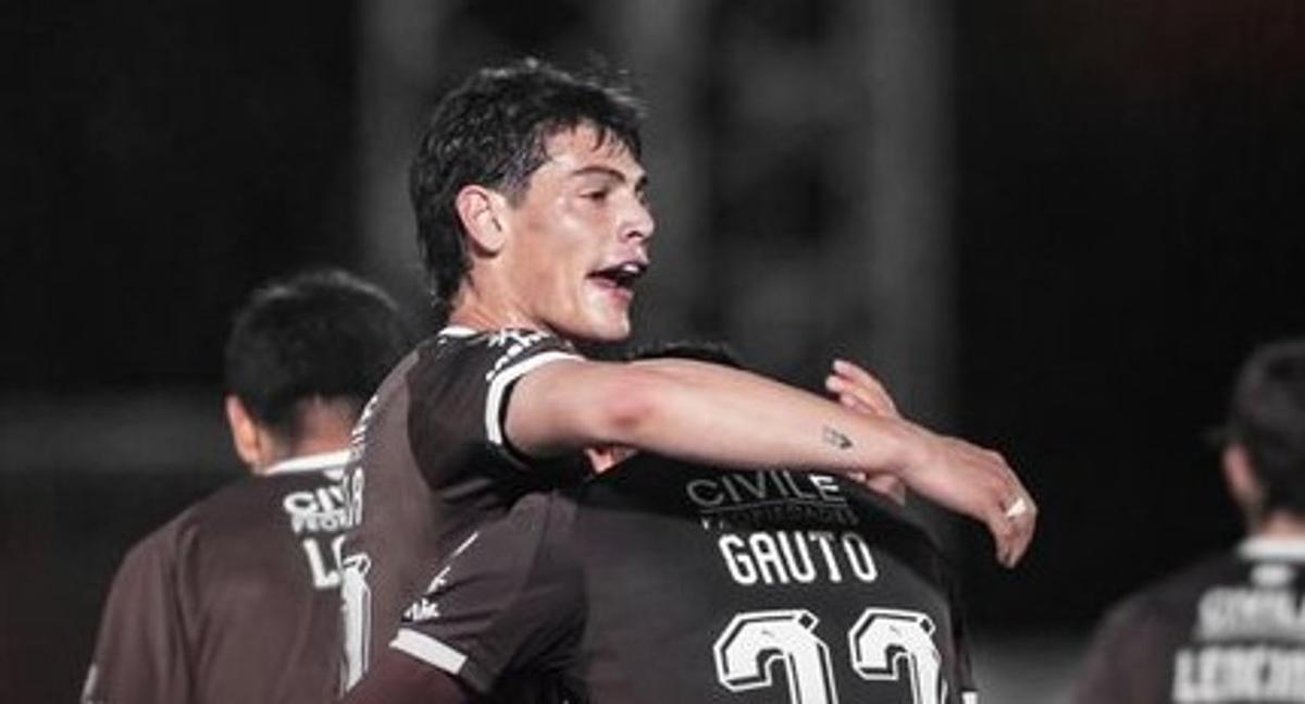 Los jugadores de Platense celebran la victoria en Mendoza.
