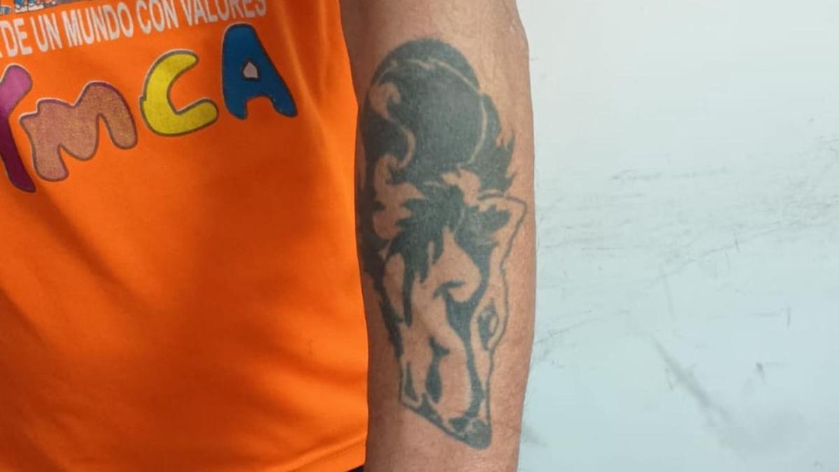 Detienen a hombre prófugo desde 2025 tras ser reconocido por un distintivo tatuaje