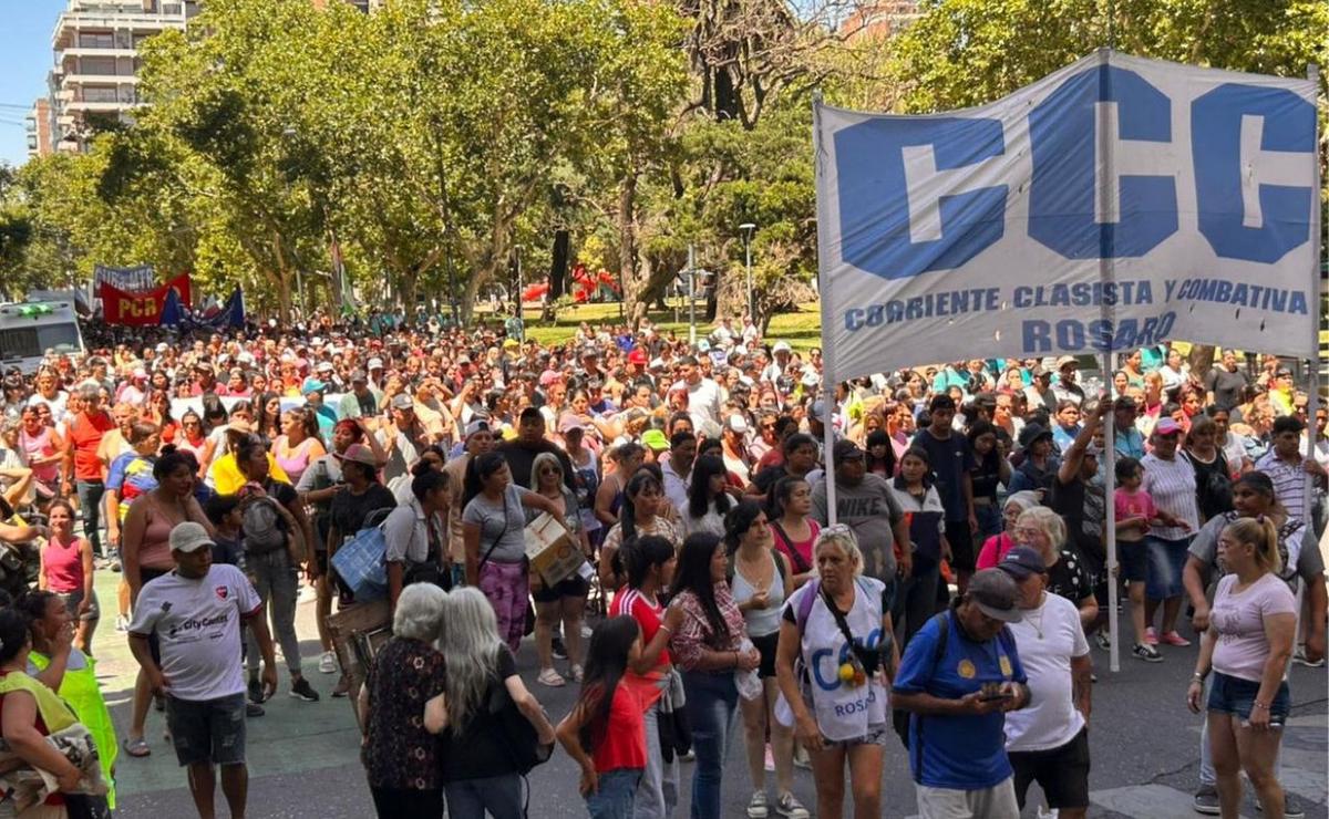 Gremios y organizaciones sociales inician la manifestación en Rosario.