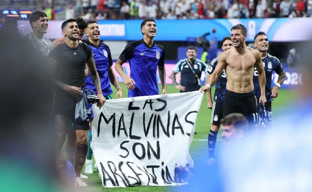 La bandera con la que festejaron los jugadores de Argentina. (Foto AFP)