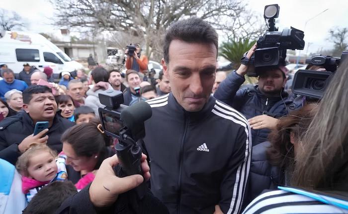 Lionel Scaloni dejó Pujato: el tierno cartel que escribió su familia en la puerta