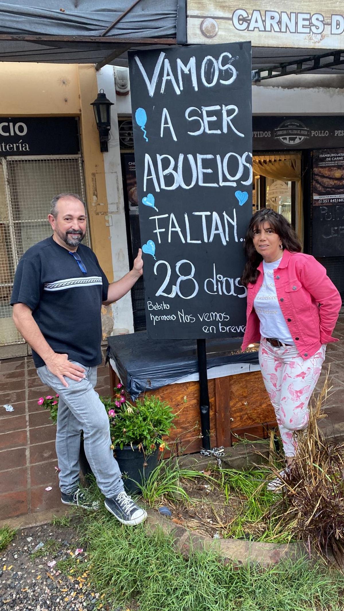 FOTO: Una pareja de comerciantes anunció el nacimiento de su nieto de una manera particular