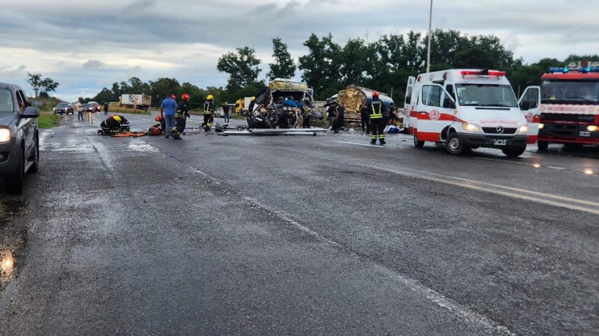 FOTO: Murieron cuatro policías bonaerenses en un choque contra un camión cisterna