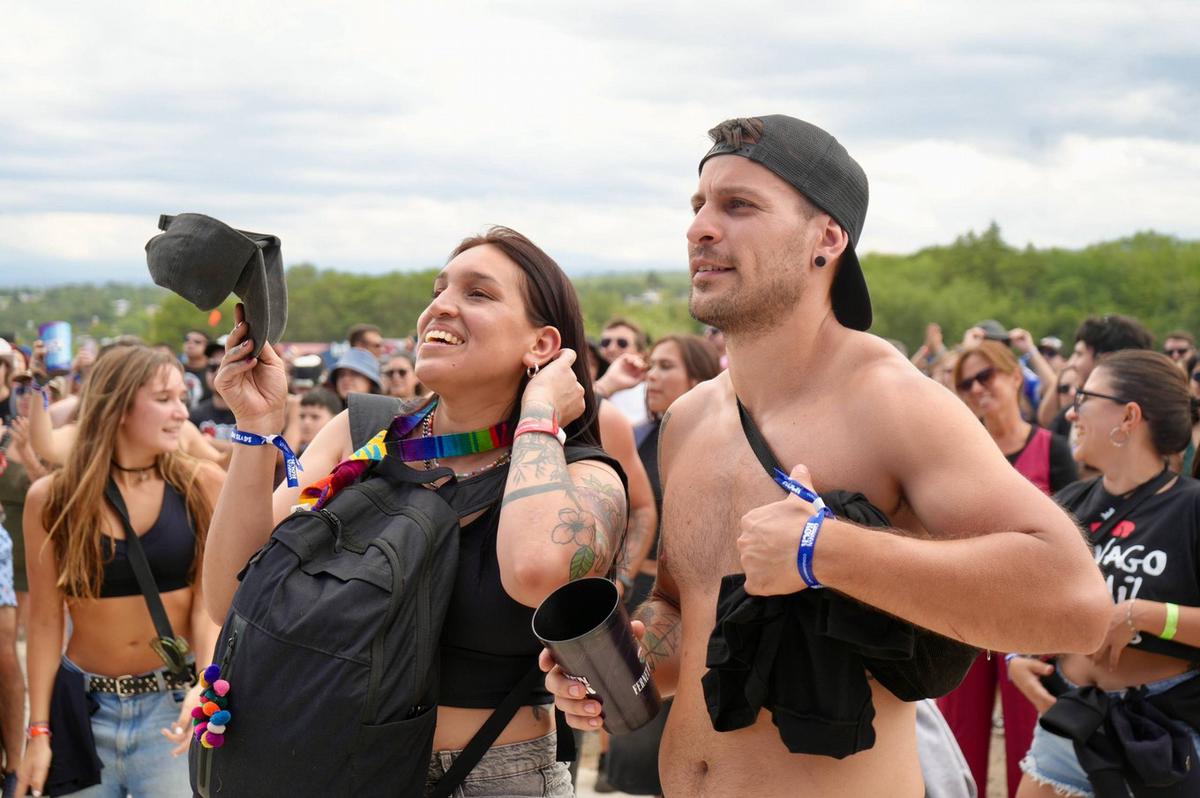Una multitud vibra en el primer día del Cosquín Rock 2026. (Foto: Daniel Cáceres)