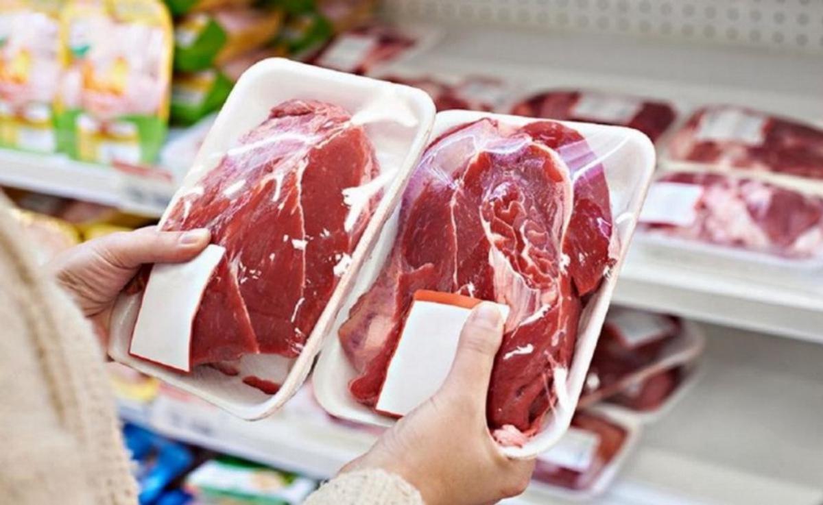 Trump suspende temporalmente los aranceles más altos a la carne molida de res.