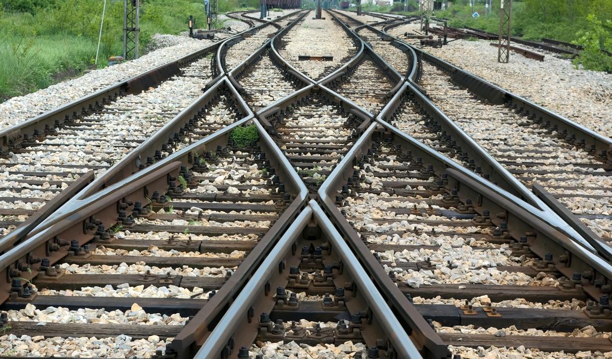 Las vías de la política, mucho más complejas.