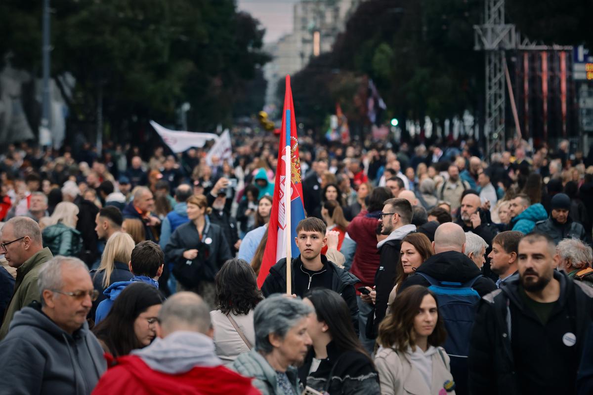 Serbia celebra elecciones parlamentarias en medio de protestas estudiantiles contra Vucic