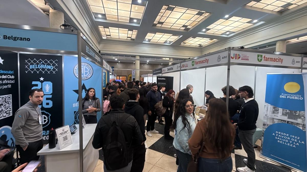 Empresas y consultoras participan de la Feria de Empleo de la UNC. (Celeste Benecchi/Cadena 3)