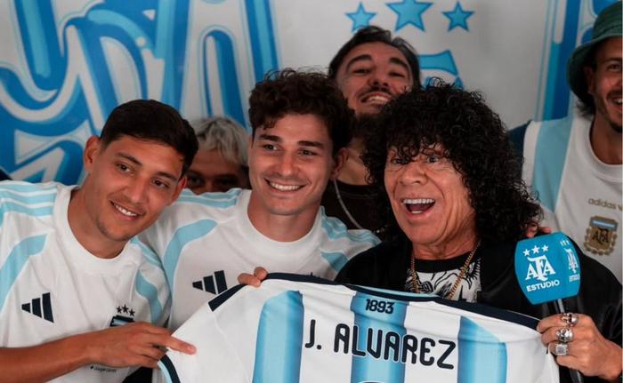 ¿Qué le dijo La Mona Jiménez a Julián Álvarez?