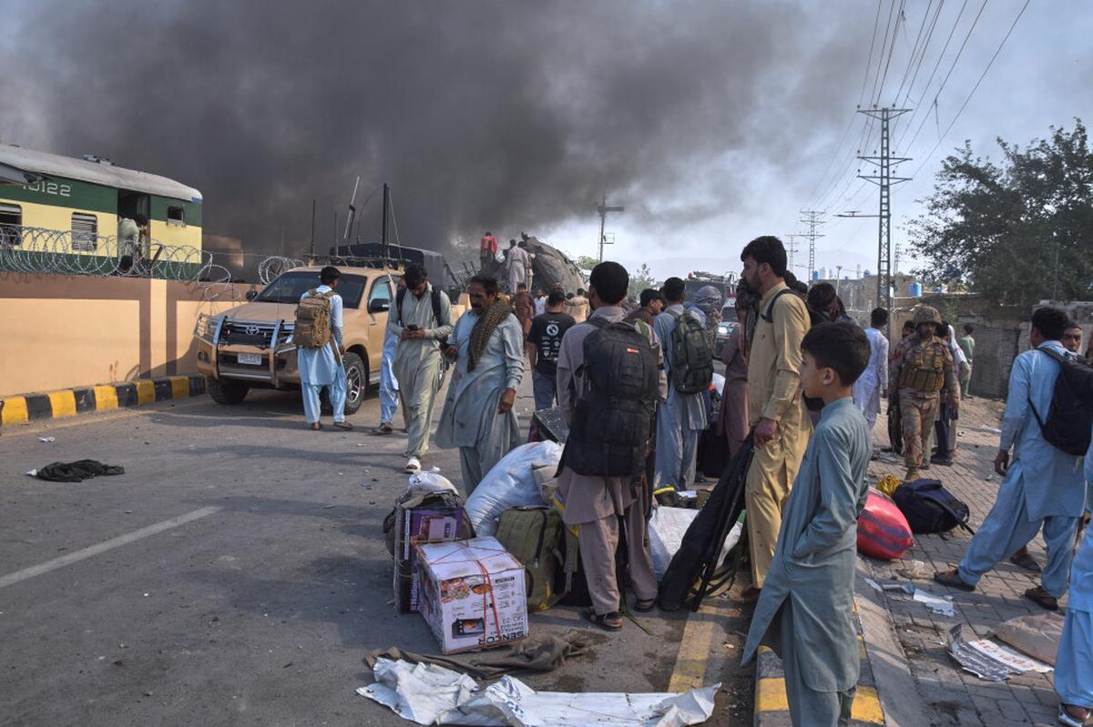 Una potente bomba explota cerca de vías férreas en el suroeste de Pakistán. Hay más de 24 heridos